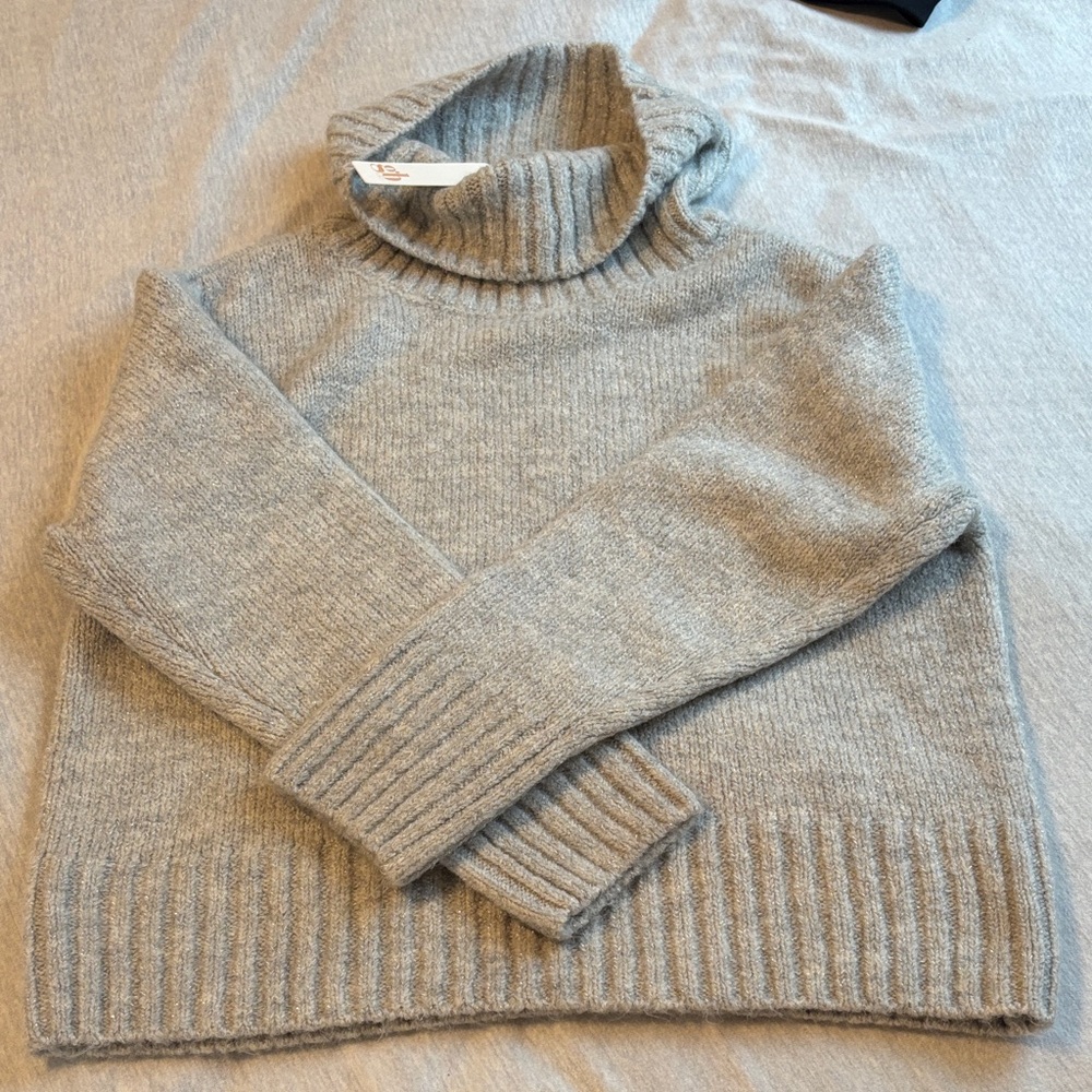 Brand new with tags perfect condition gray cozy soft sweater women size small